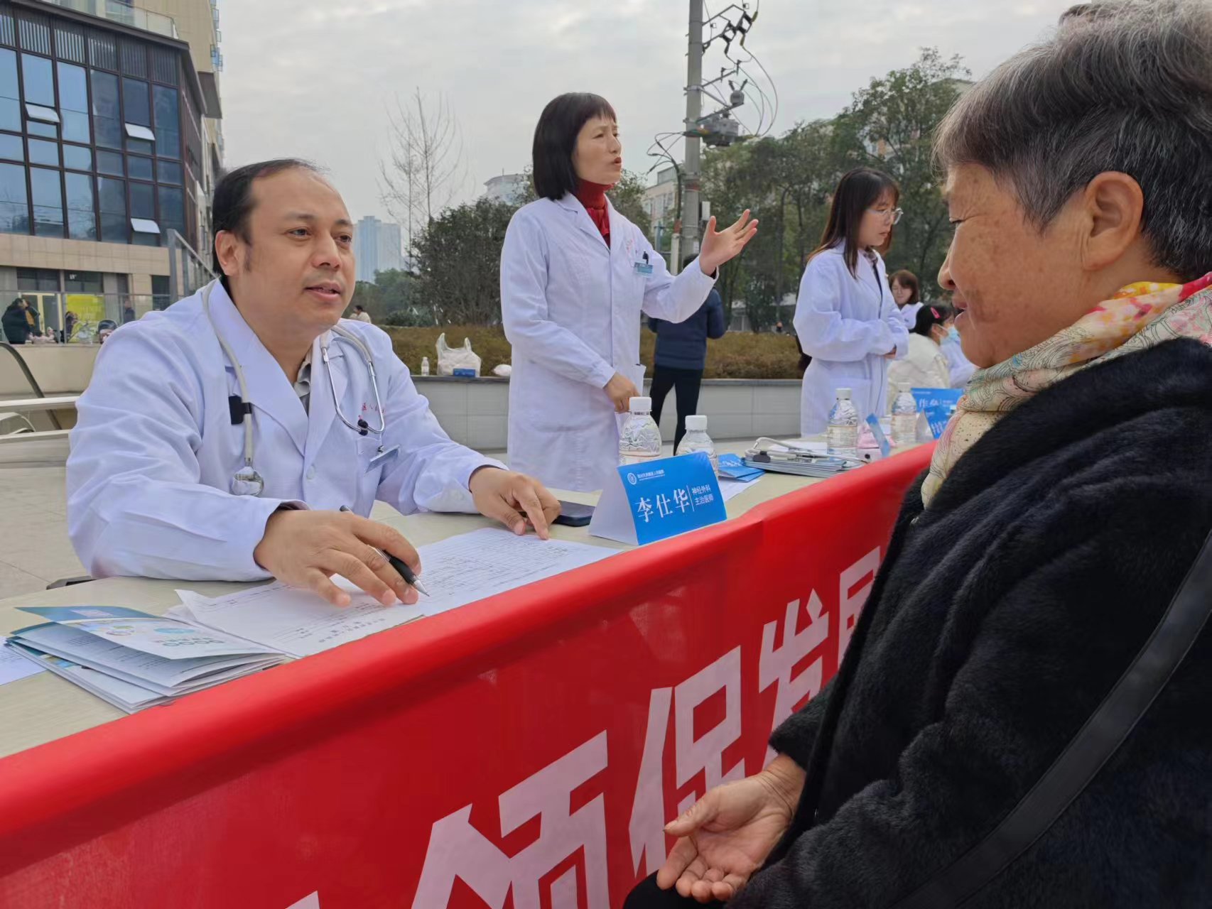 尼泊尔籍医生李仕华参加天府新区志愿者服务活动