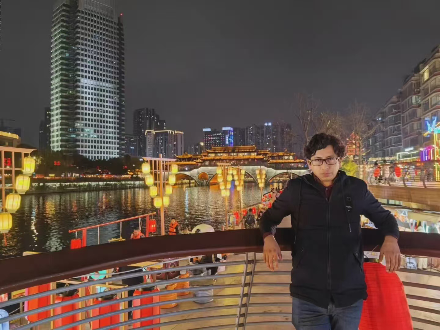厄瓜多尔籍留学生Sebastiɑ́n夜游锦江